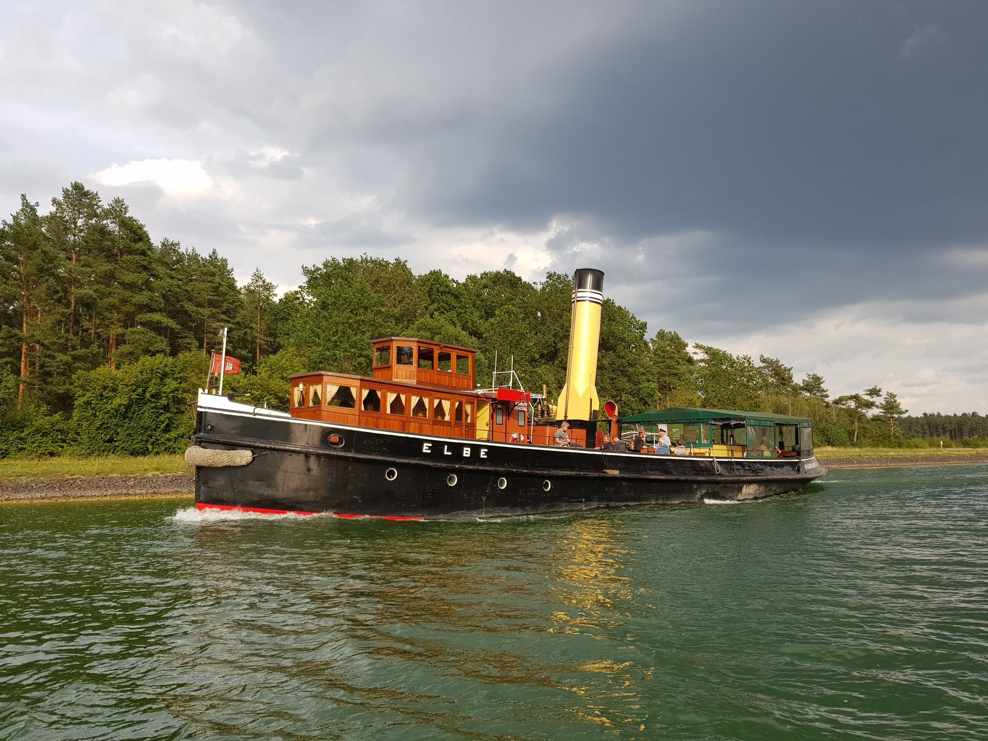 23 Die ELBE bei voller Fahrt