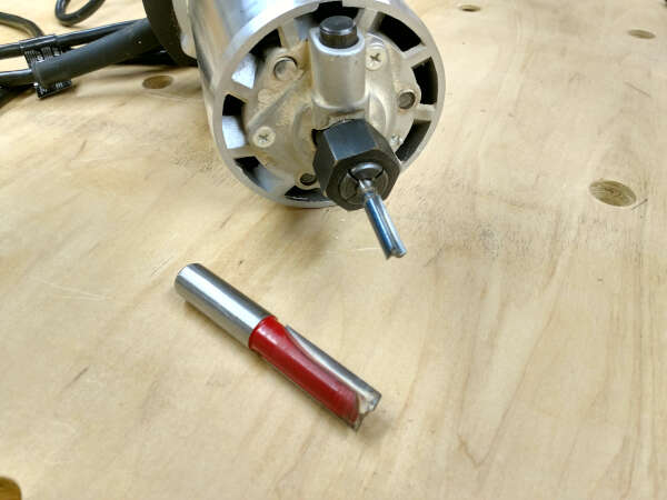 Straight cutting router bit